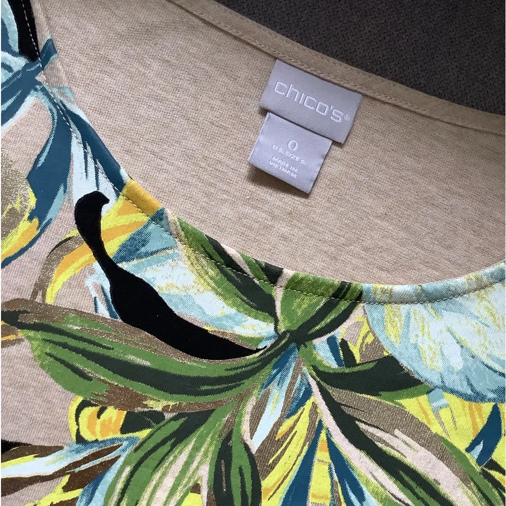 Nice dressy Chicos top 💛💚🤍 - Image 8