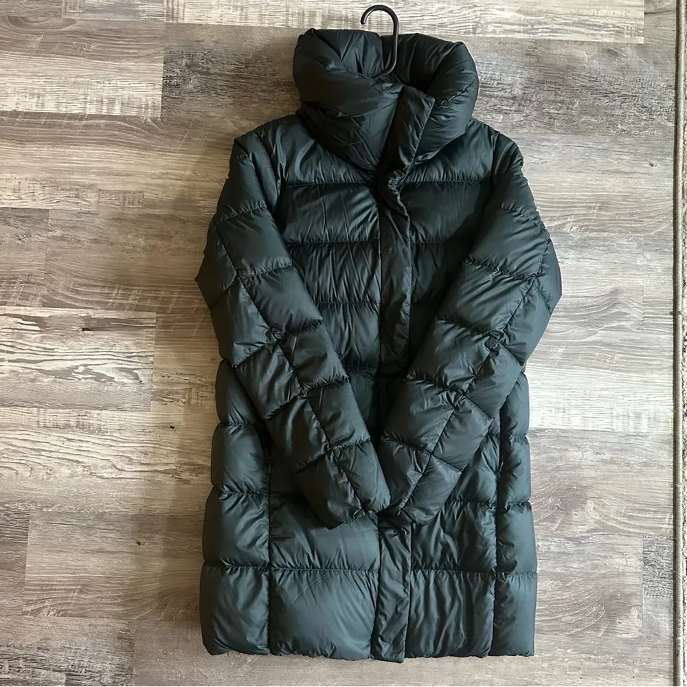 Uniqlo Women’s Ultra light down  turquoise/emerald puffer jacket size small - Image 7