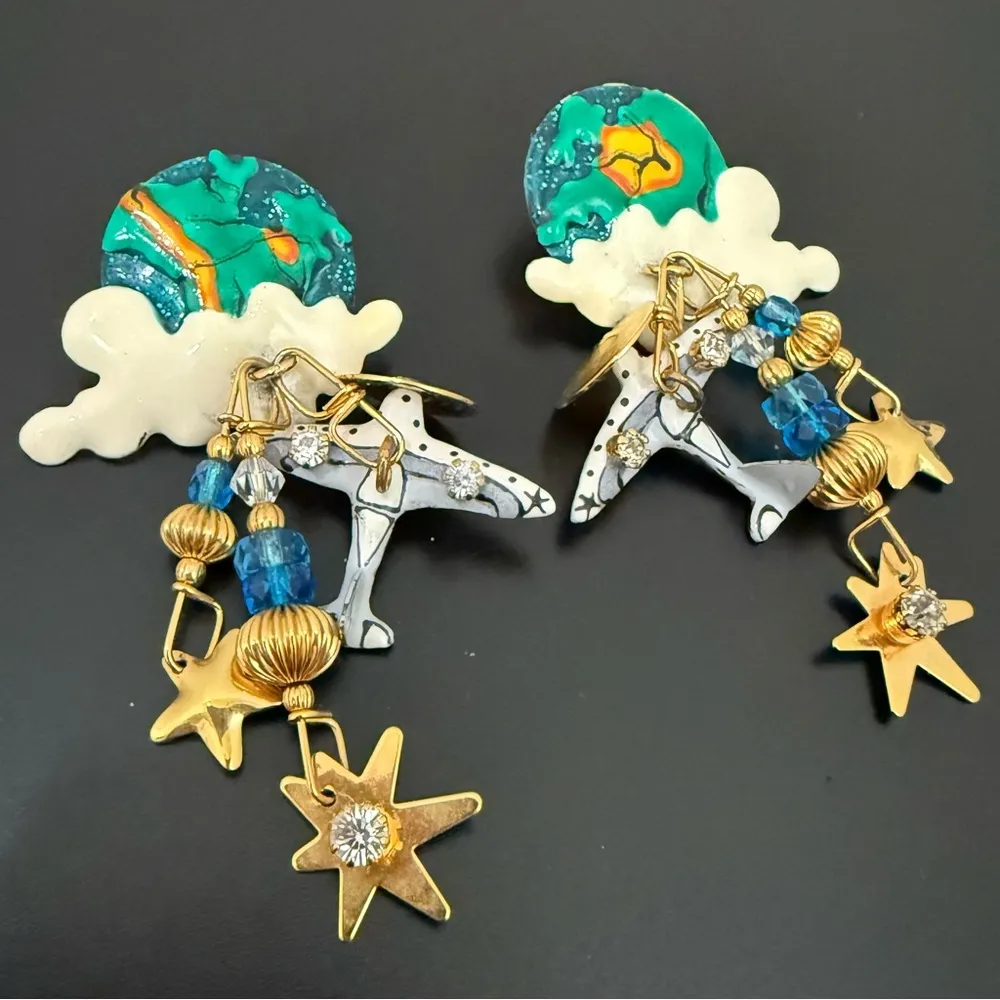 Rare Vintage Lunch at The Ritz WORLD TRAVELER Globe Airplane Cloud Earrings 18g. Green - Image 3