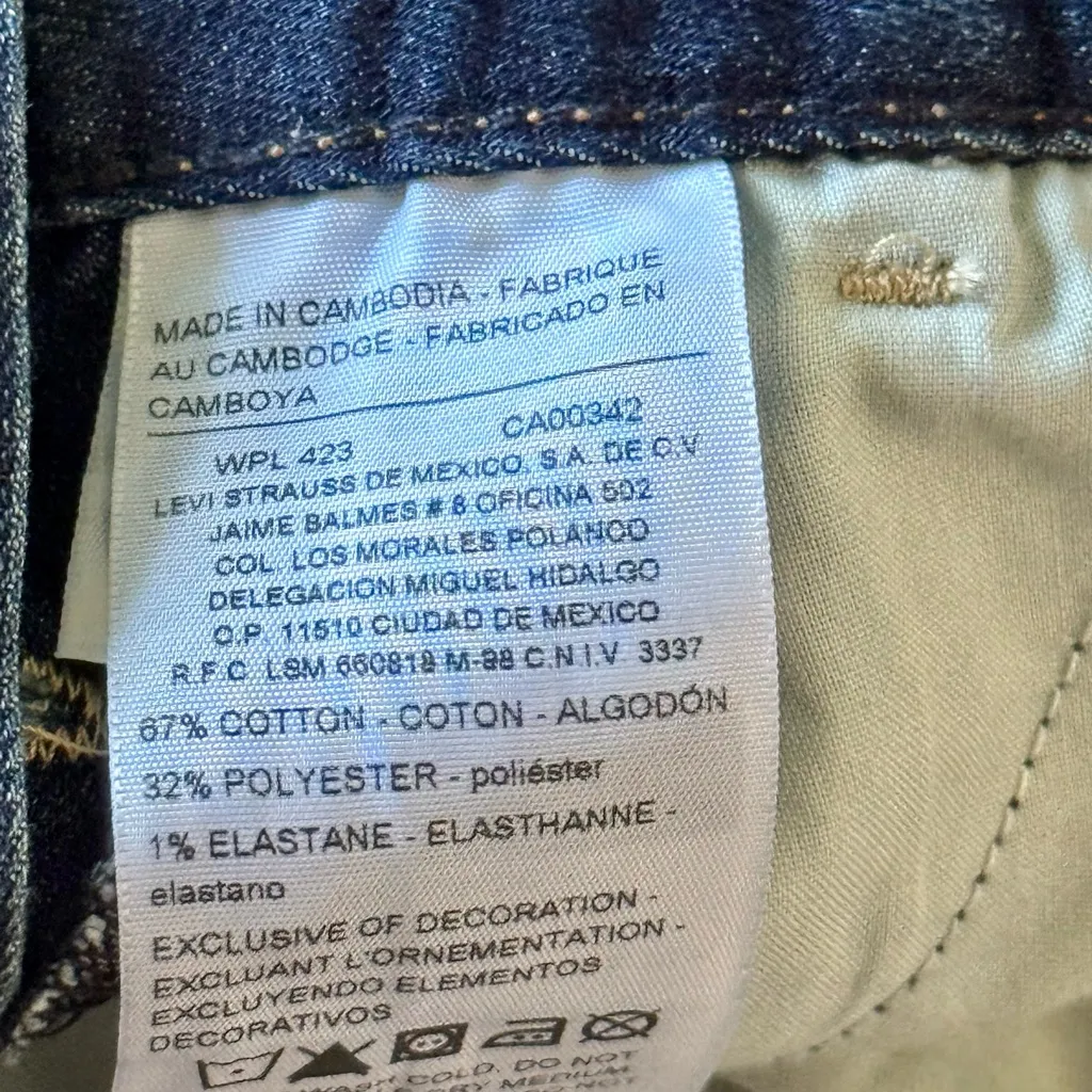 Women’s Size Small Levi's Light Blue Denim Short Overalls with Buttons - Image 6