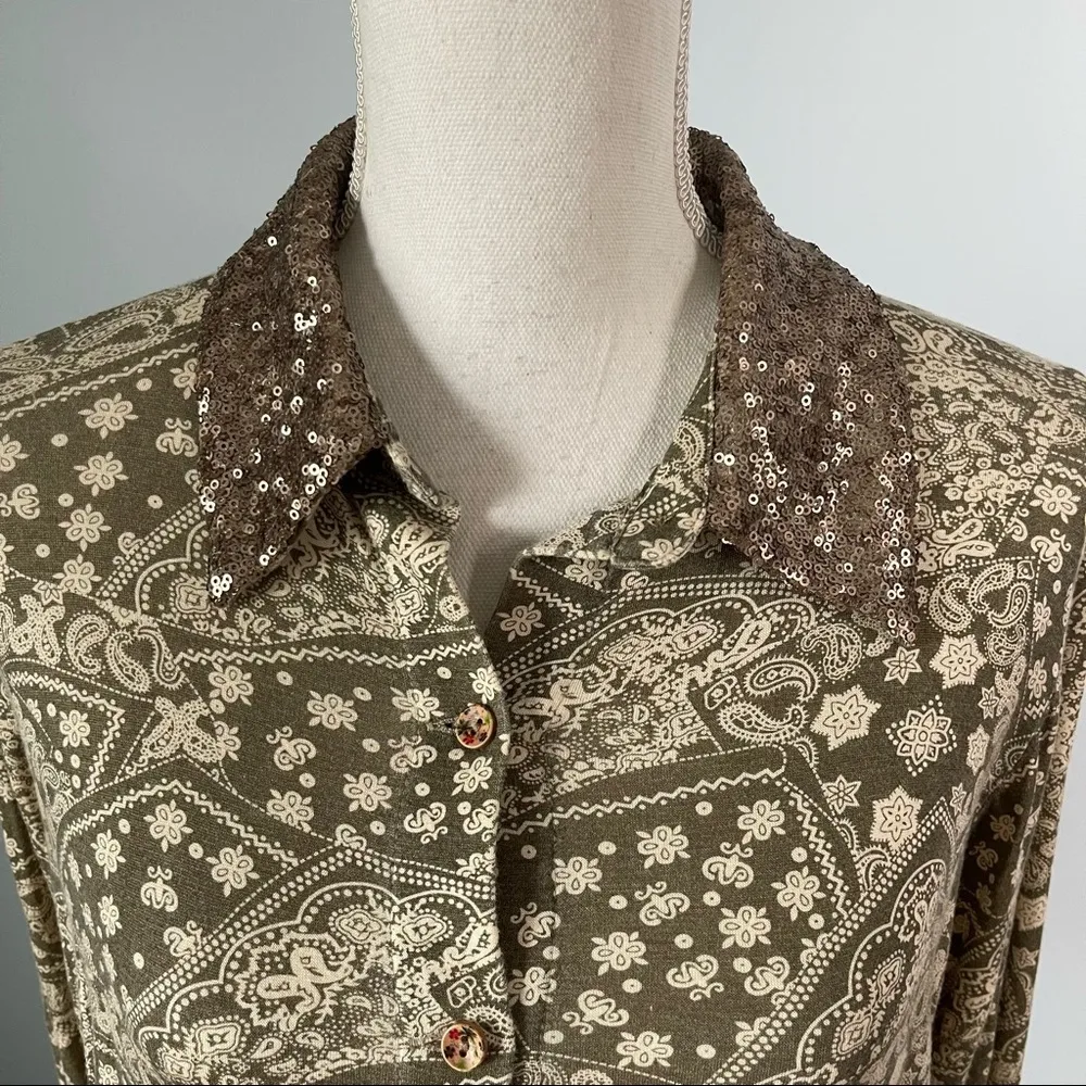 BKE | Printed Sequin Color Open Back Button Down Blouse Sz L - Image 2