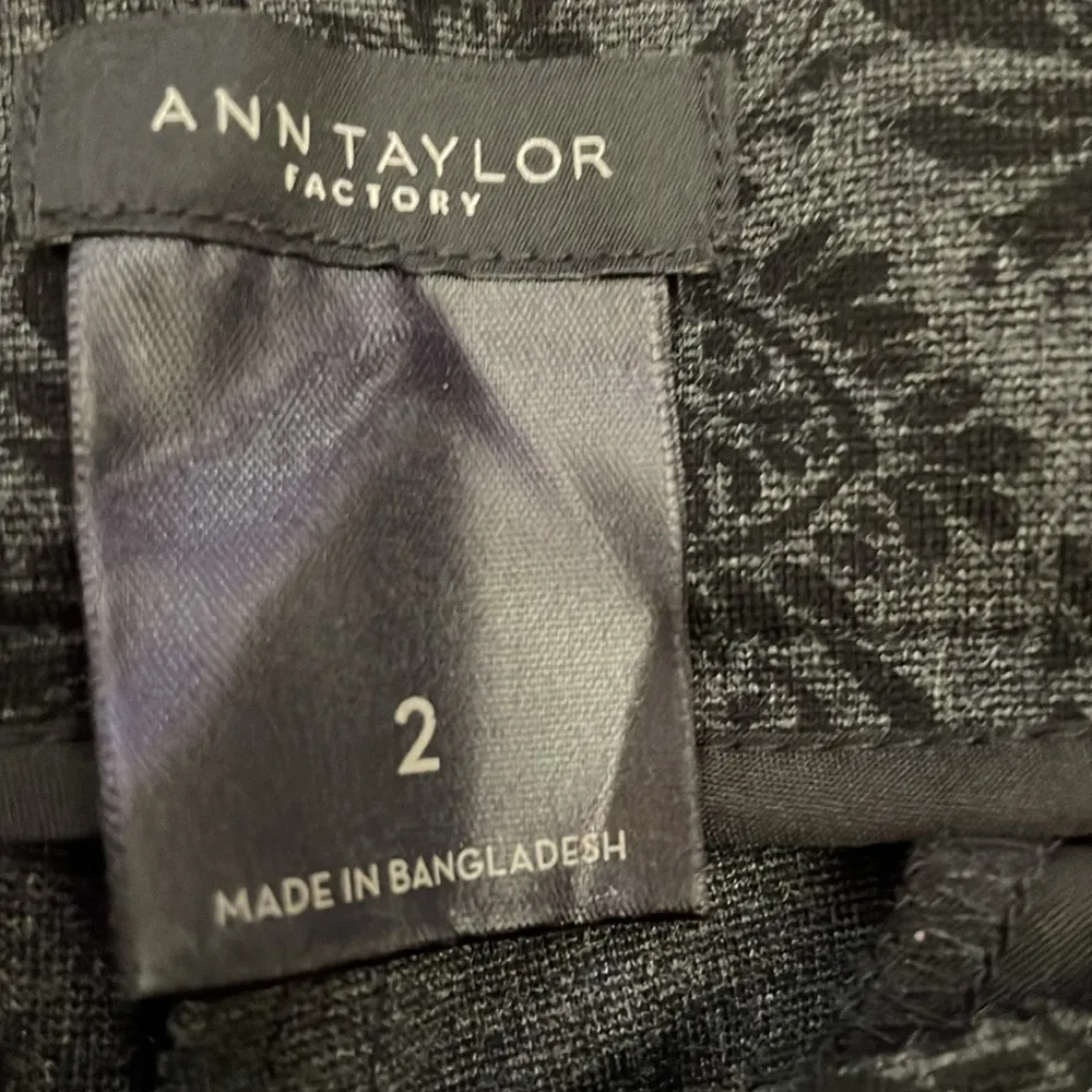 Ann Taylor Factory Gray & Black Floral Print Zip Side Cropped Leggings Size 2 - Image 9