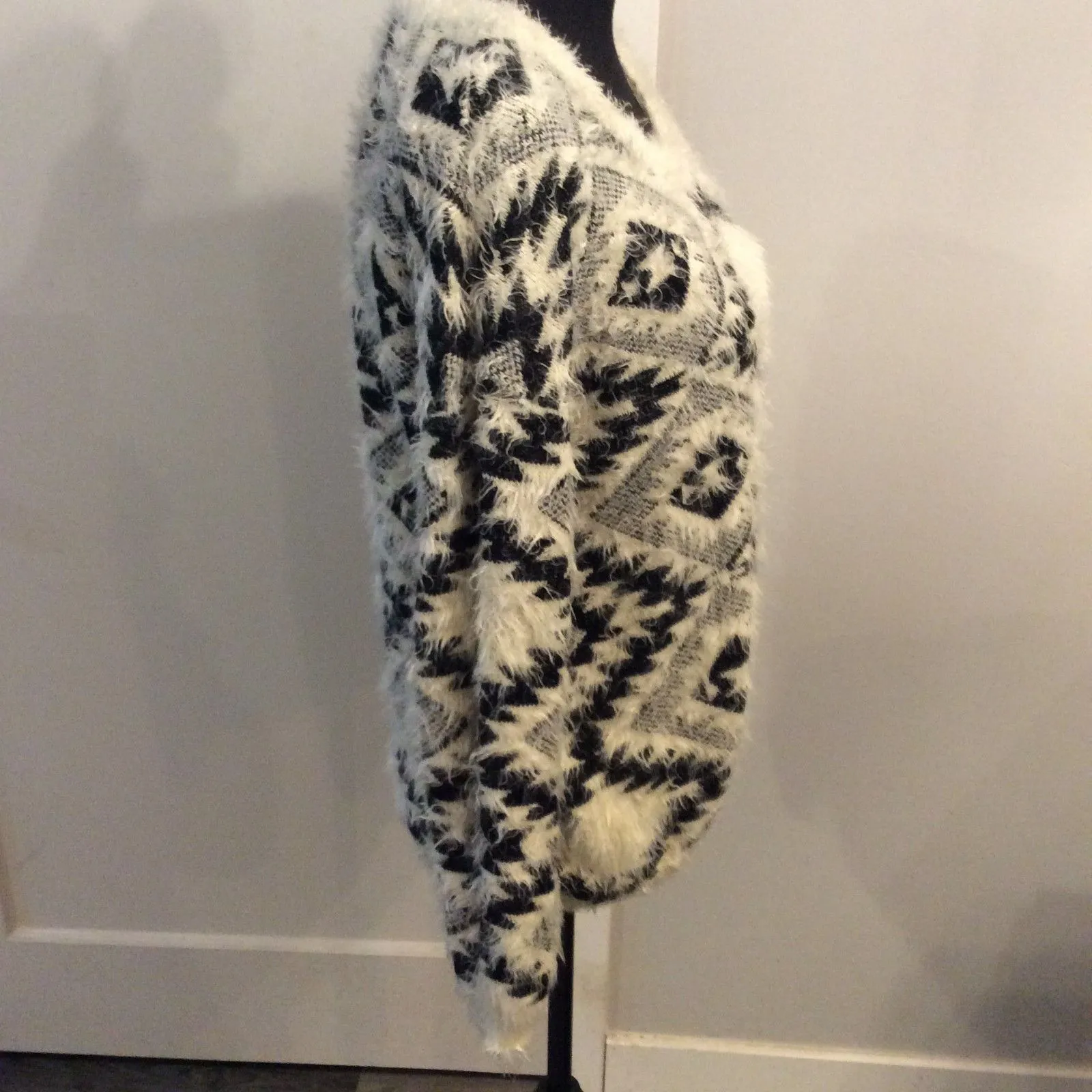 Dex Fuzzy Sweater Black Cream Large L Aztec Tribal Print Eyelash Knit - Image 5
