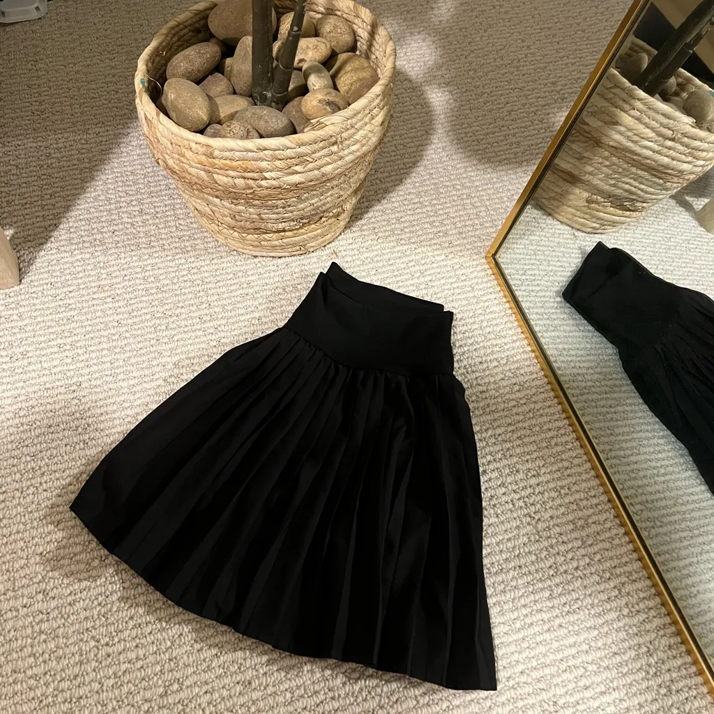 Elegant Black Pleated Gym Skirt - Image 2
