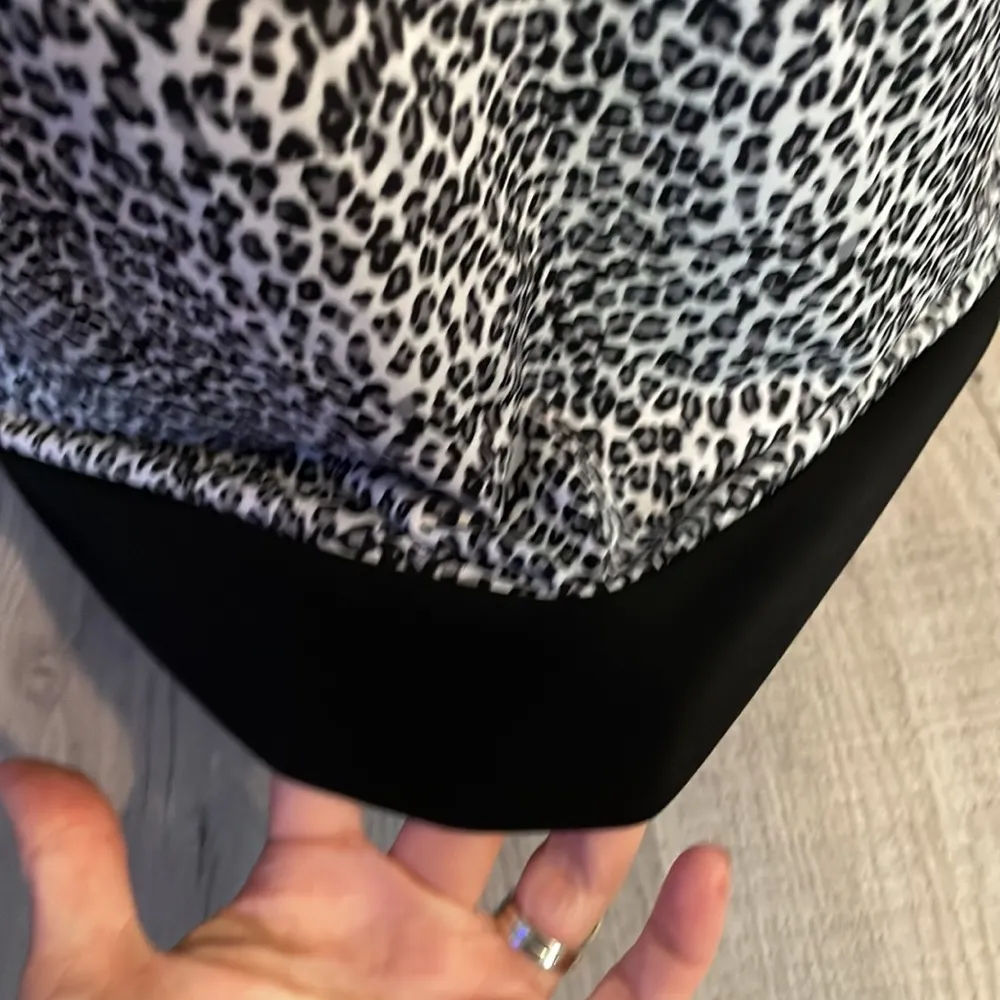 VAN HEUSEN Black & White Animal Print Short Sleeve Top Size Medium - Image 3