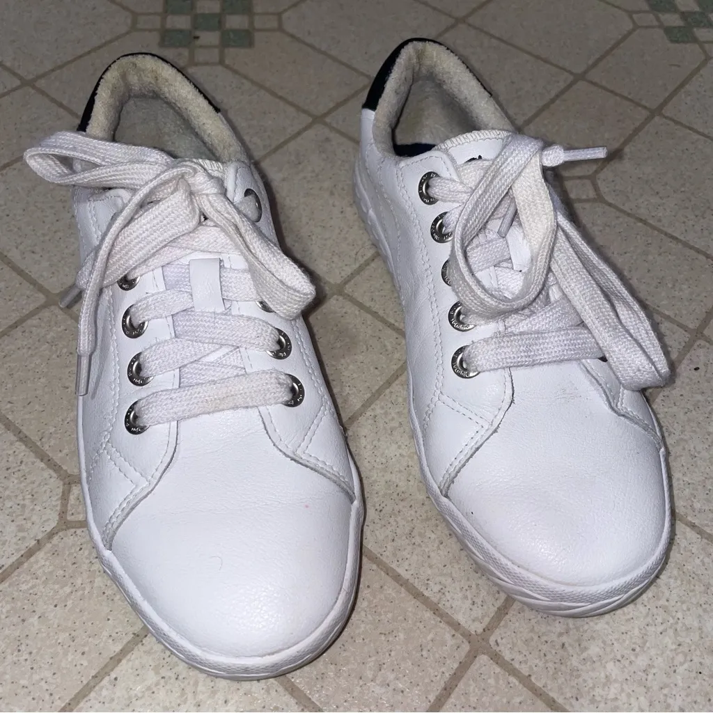 Blu D’or Memory Foam Slip On Leather Sneaker Women Size 6.5 Casual Coastal White - Image 2