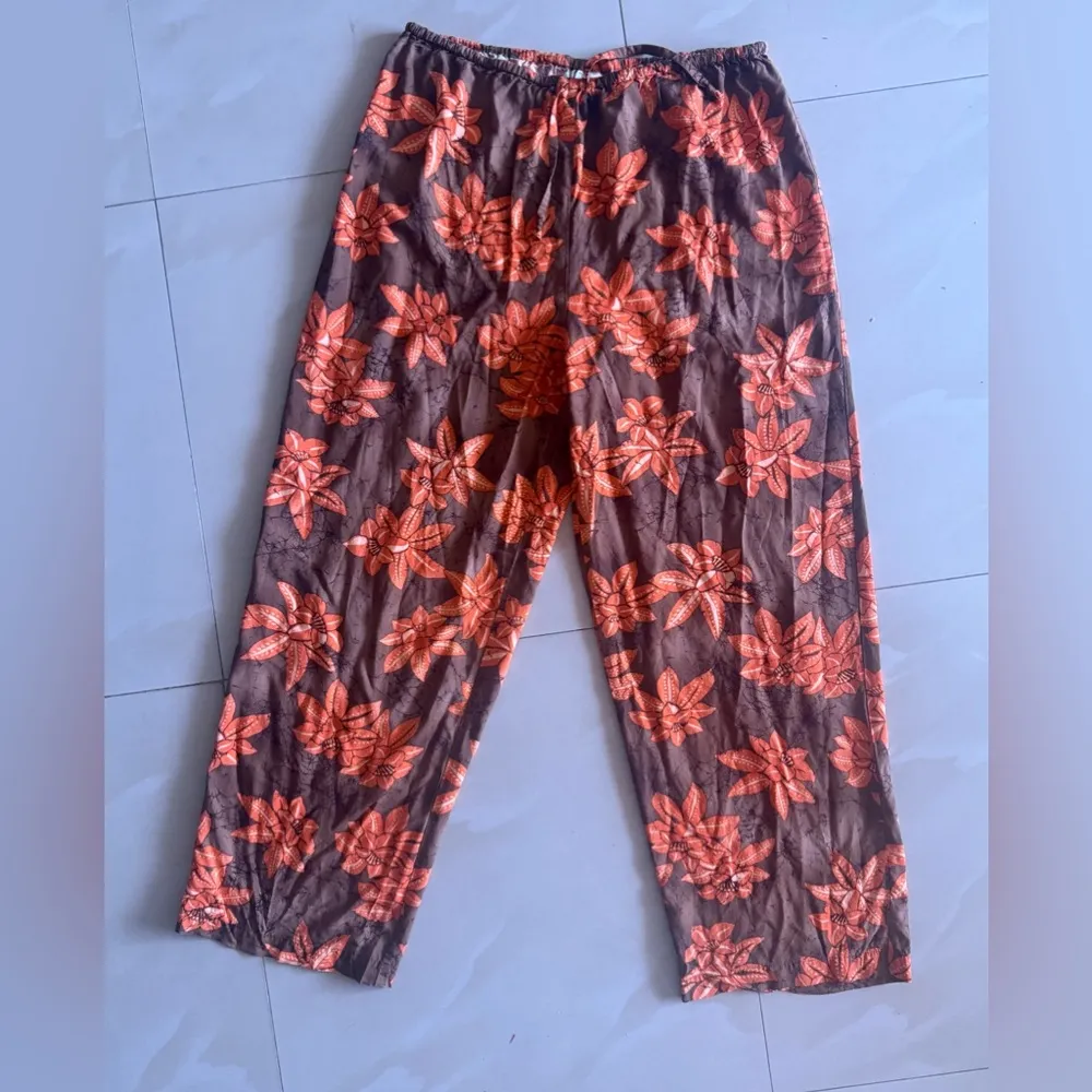 Victoria's Secret Black and Orange Casual Pants with Floral Design - Image 11