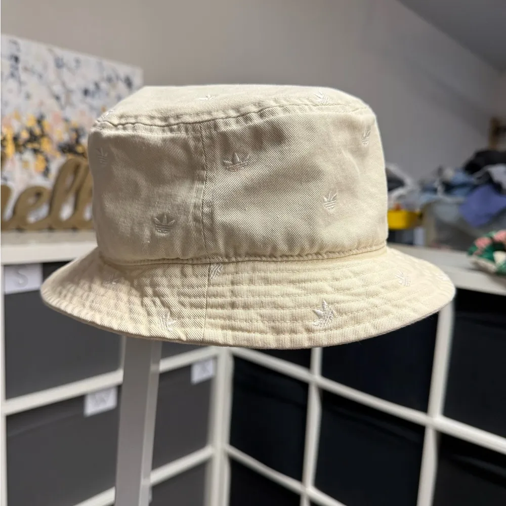 Adidas Cream Embroidered Logo Bucket Hat - Image 3