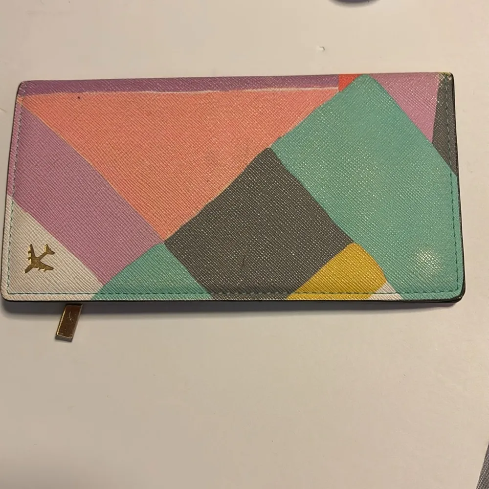 LOVE & LORE TRAVEL WALLET COLORFUL GEOMETRIC DESIGN 2 SNAP CLOSURES Green - Image 3