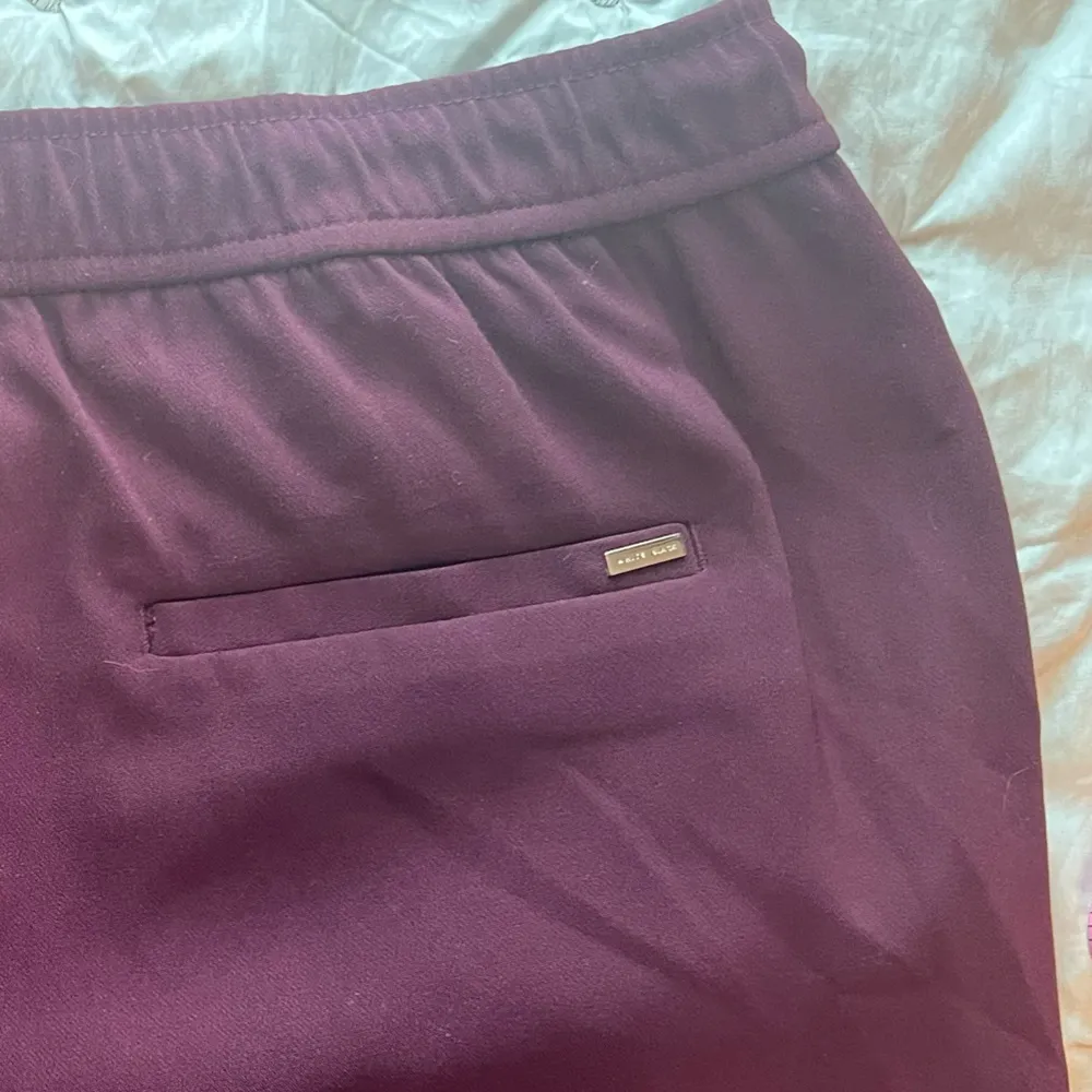 White House Black Market Burgundy Ankle Cropped Pants, pull on slim size 12 EUC - Image 8