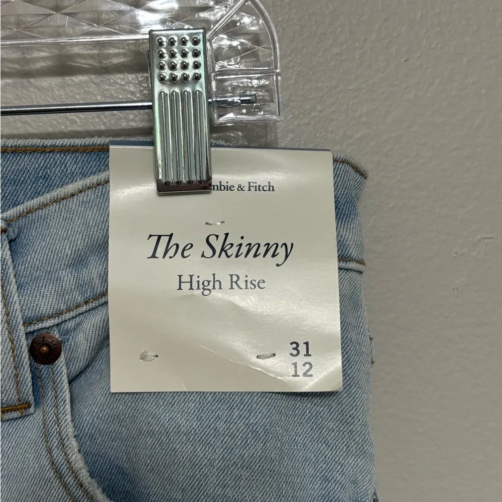 NWT Abercrombie The Skinny High Rise Jean in Light Wash - Size 31/12 - Image 4