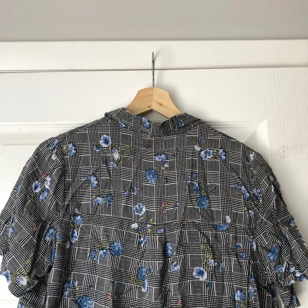 Passport Button Down Blue Floral Crop top White Size L - Image 6