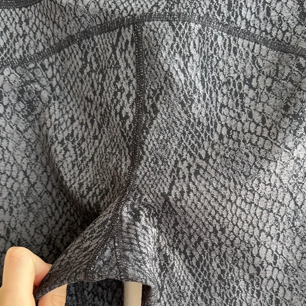 All In Motion Women's Snake Print Jacquard Leggings, Dark Grey, Size Medium - Image 15