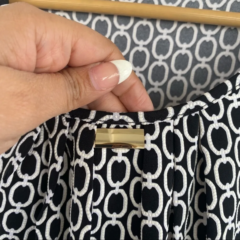 Sleeveless dressy top Size Large Black - Image 7