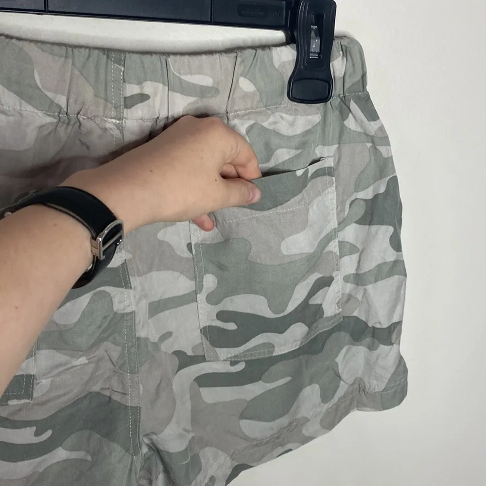 Thread & Supply pastel camo lyocell drawstring patch pocket mini shorts size S Green - Image 7