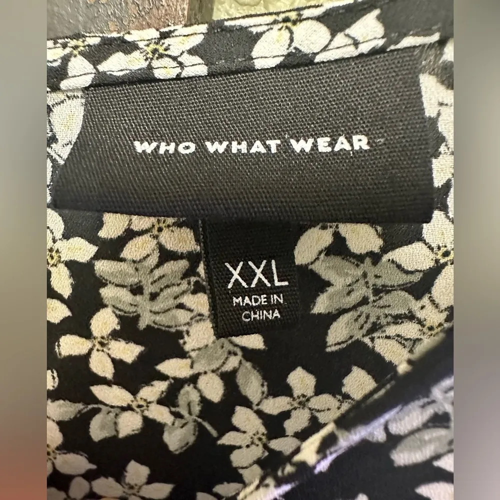 black/white floral 3/4 bell sleeves button neck top - Image 3