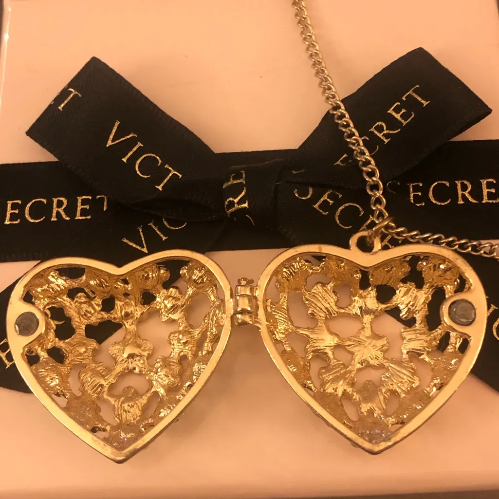 Floral Heart Locket Necklace Gold Tone Teal Jeweled Pendant Blue - Image 6