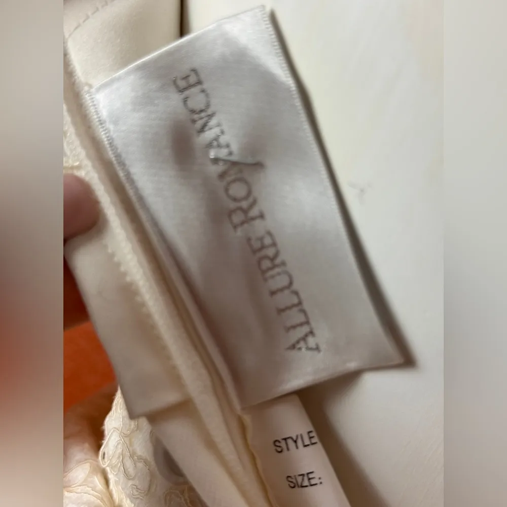 ALLURE ROMANCE Elegant White Lace Wedding Dress Size 2 - Image 10