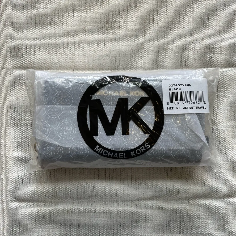 Michael Kors Black Wallet with Gold Accents - Image 3