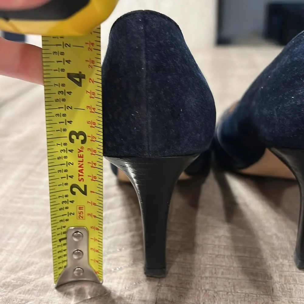 Manolo  Blahnik women’s navy blue suede and leather Nearco pumps - Image 6