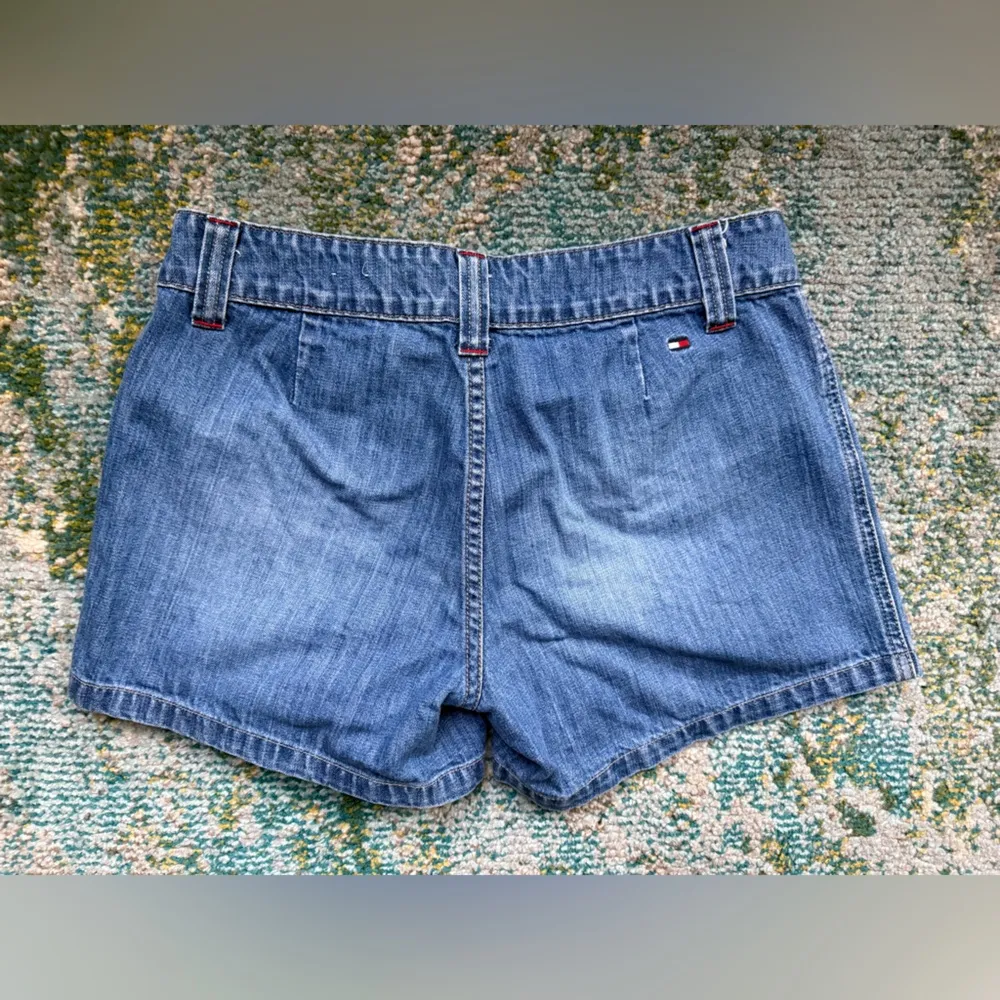 Vintage Y2K Tommy Hilfiger denim logo Jean shorts, size 8 - Image 4