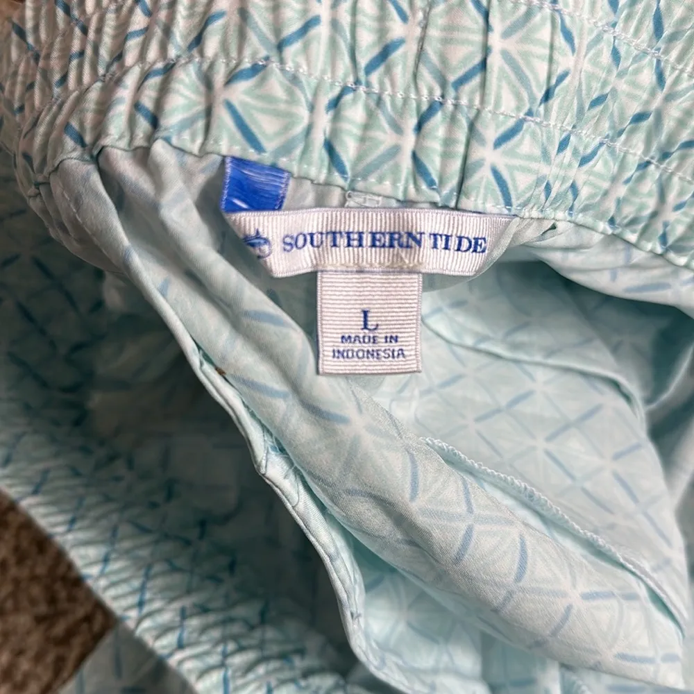 Southern Tide Womens Geo Print Coastal Shorts - Image 4