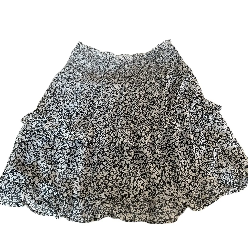 Sienna Sky M black ‎ and white flower patterned pull on skirt NWOT - Image 6