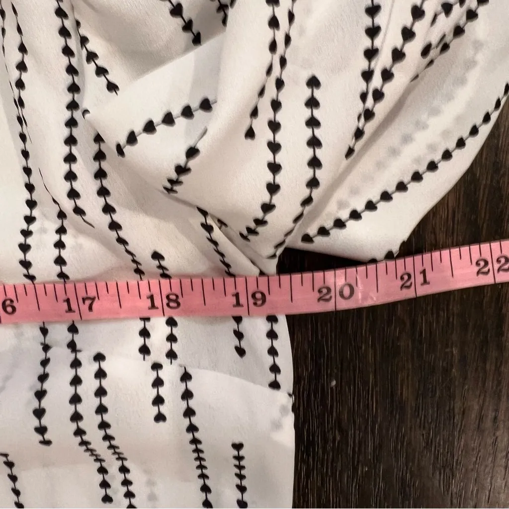 Cabi Devoted White and Black Heart Patterned Blouse V-Neck Ruched Sleeves - Image 9