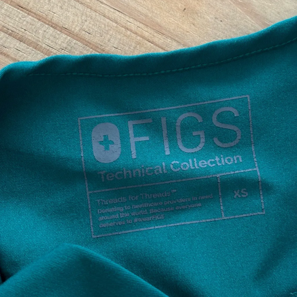 Figs Women's Green V-Neck Short Sleeve Top - Image 7