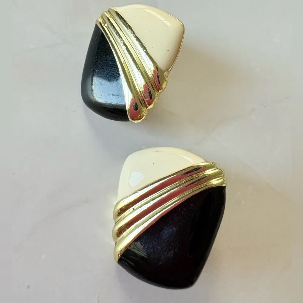 Vintage Gold Tone Black Cream Enamel Necklace Clip - Image 8