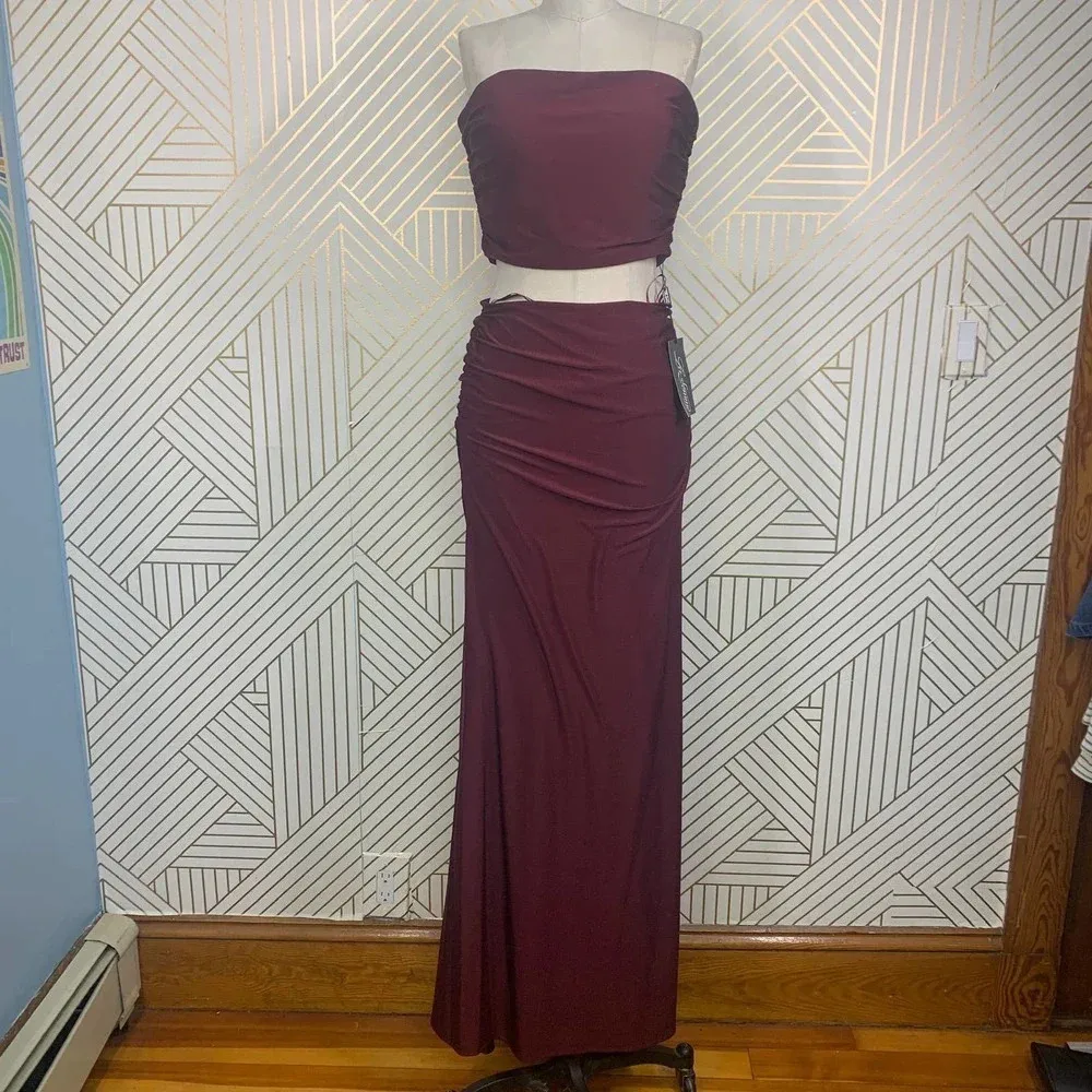 La Femme Strapless‎ Two-Piece Trumpet Gown in Dark Berry Size US 12 - Image 3