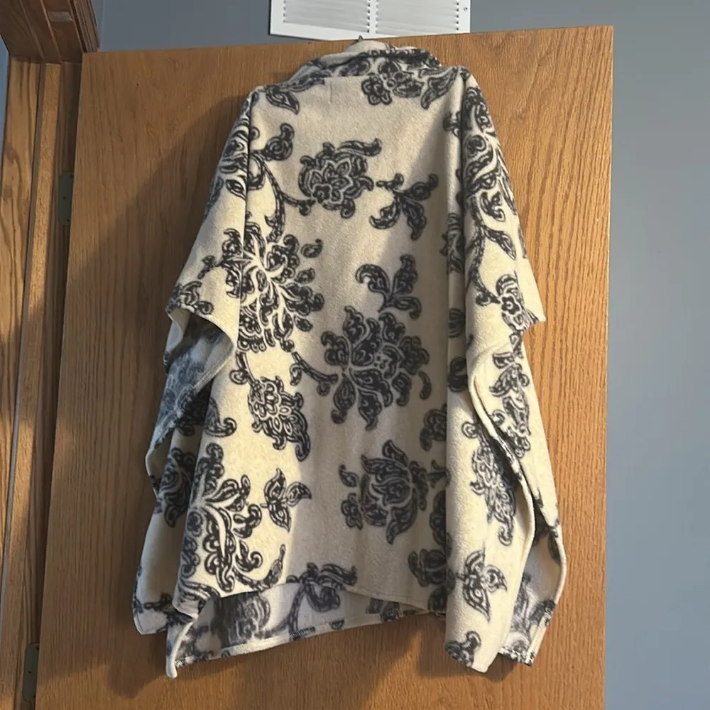 Fleece Floral Paisley Poncho Gray Size undefined - Image 7