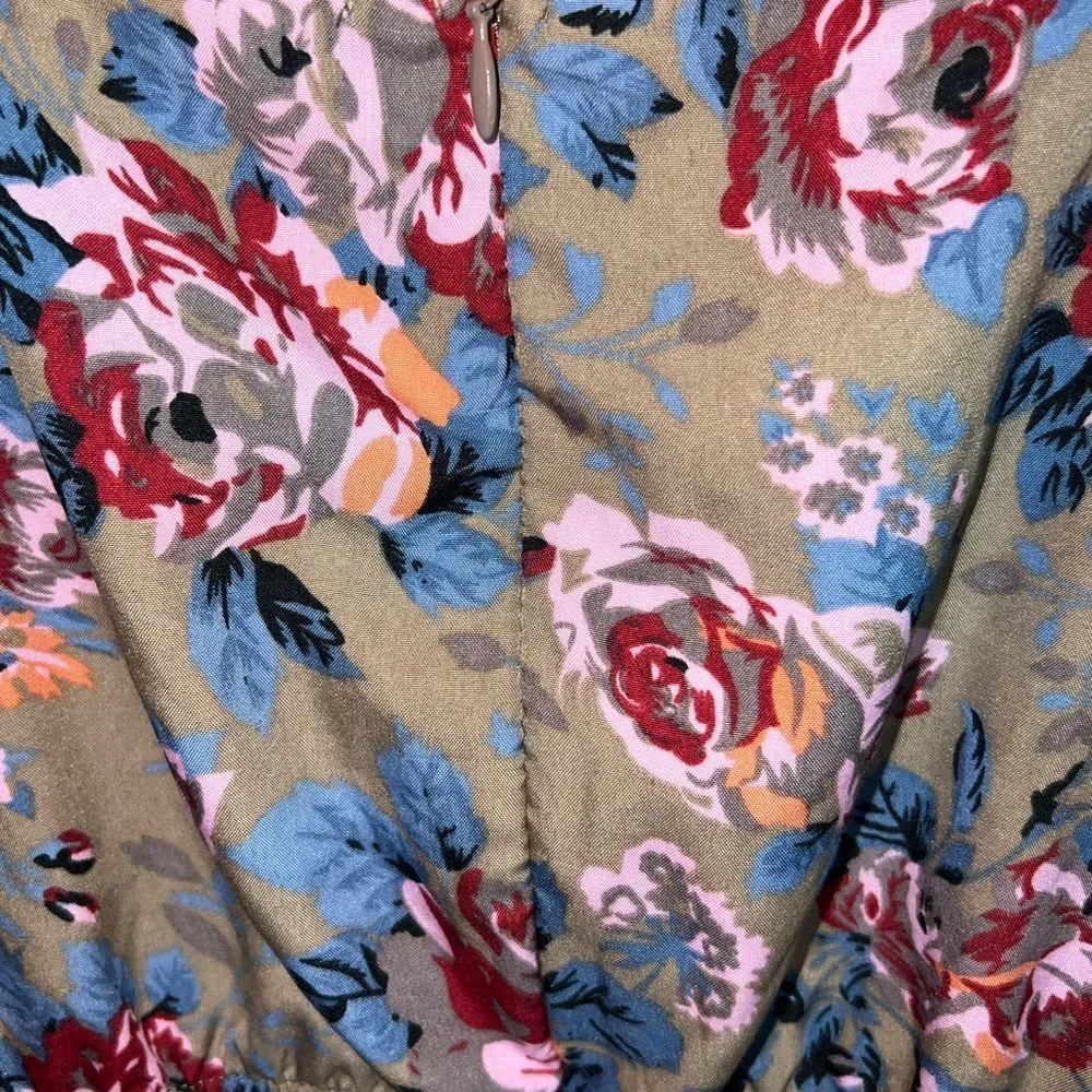 Dizzire one piece shorts jumpsuit with vneck and back zip size medium Tan - Image 7