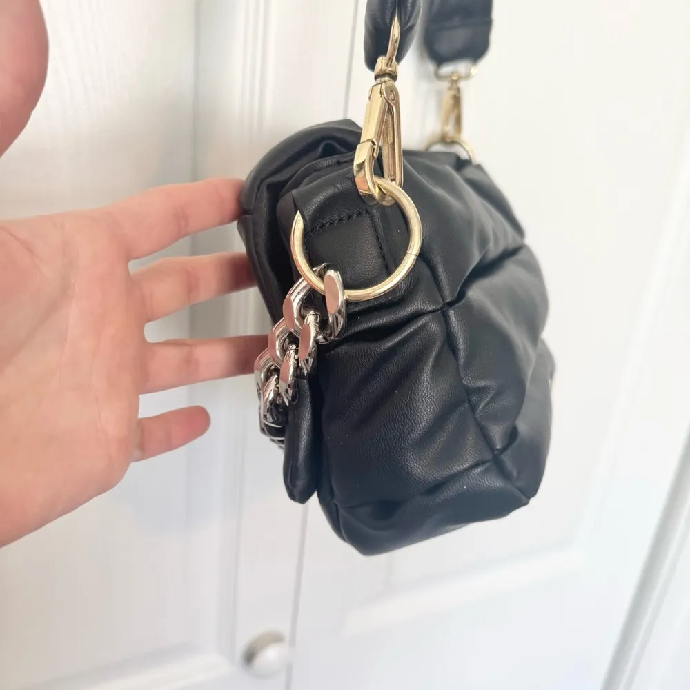 STEVE MADDEN puffed quilted shoulder bag in black with chunky silver/gold chain - Image 6