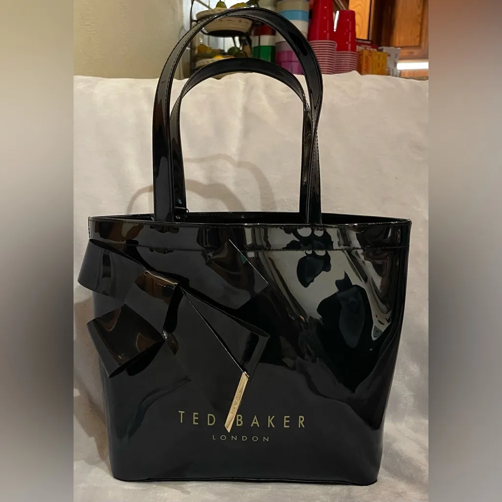 Ted Baker London NWT Black Patent Vinyl Bow Shoulder Bag/Tote Gold Logo - Image 4