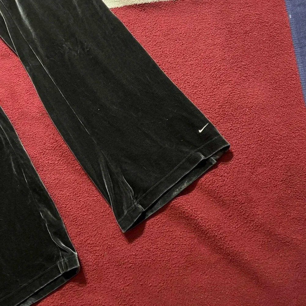 Vintage Y2k Nike silver tag velour sweatpants in Dark grey
Women’s XL - Image 2