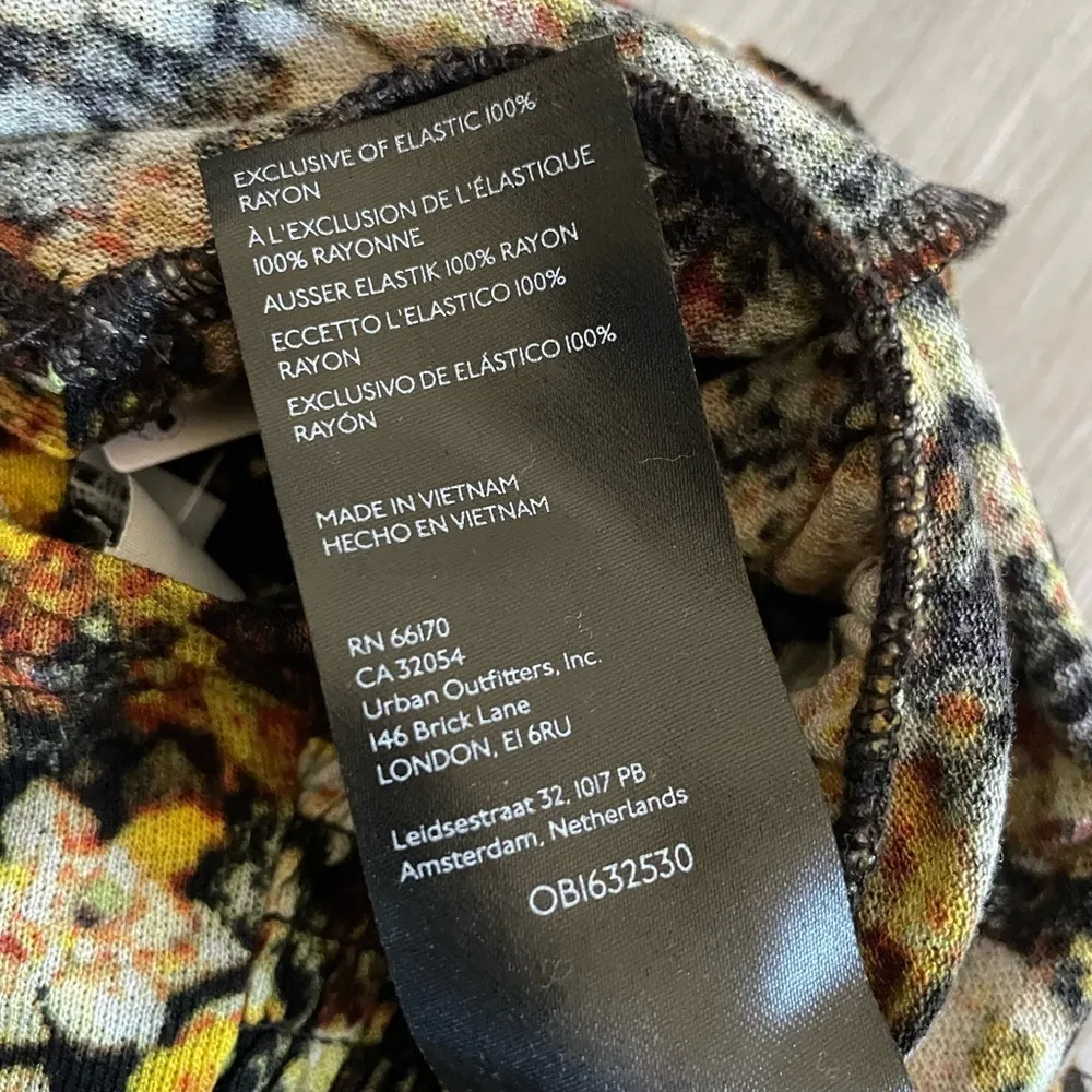 NWT Urban Outfitters Elowen Black Floral Puff Sleeve Blouse size S - Image 8