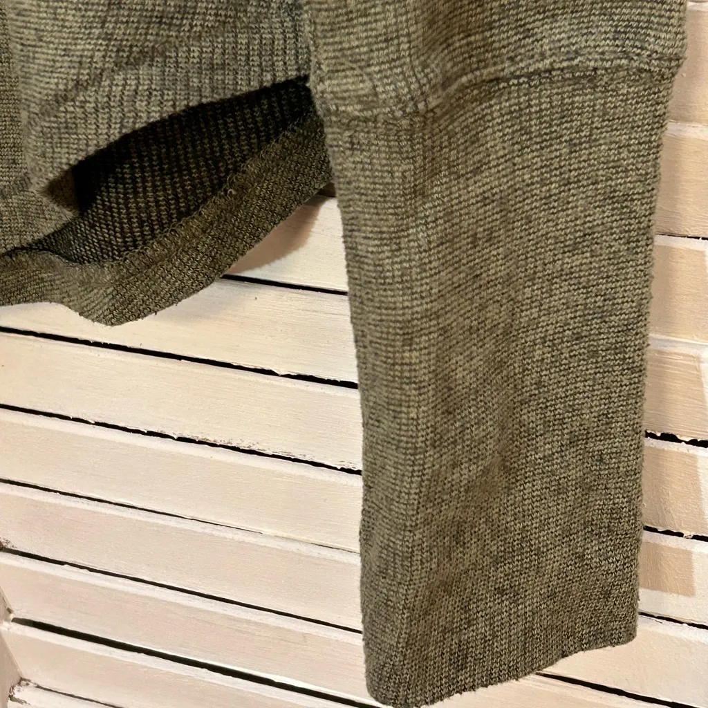 BDG by Urban Outfitters size XS oversized ribbed thermal long sleeve top Olive - Image 4