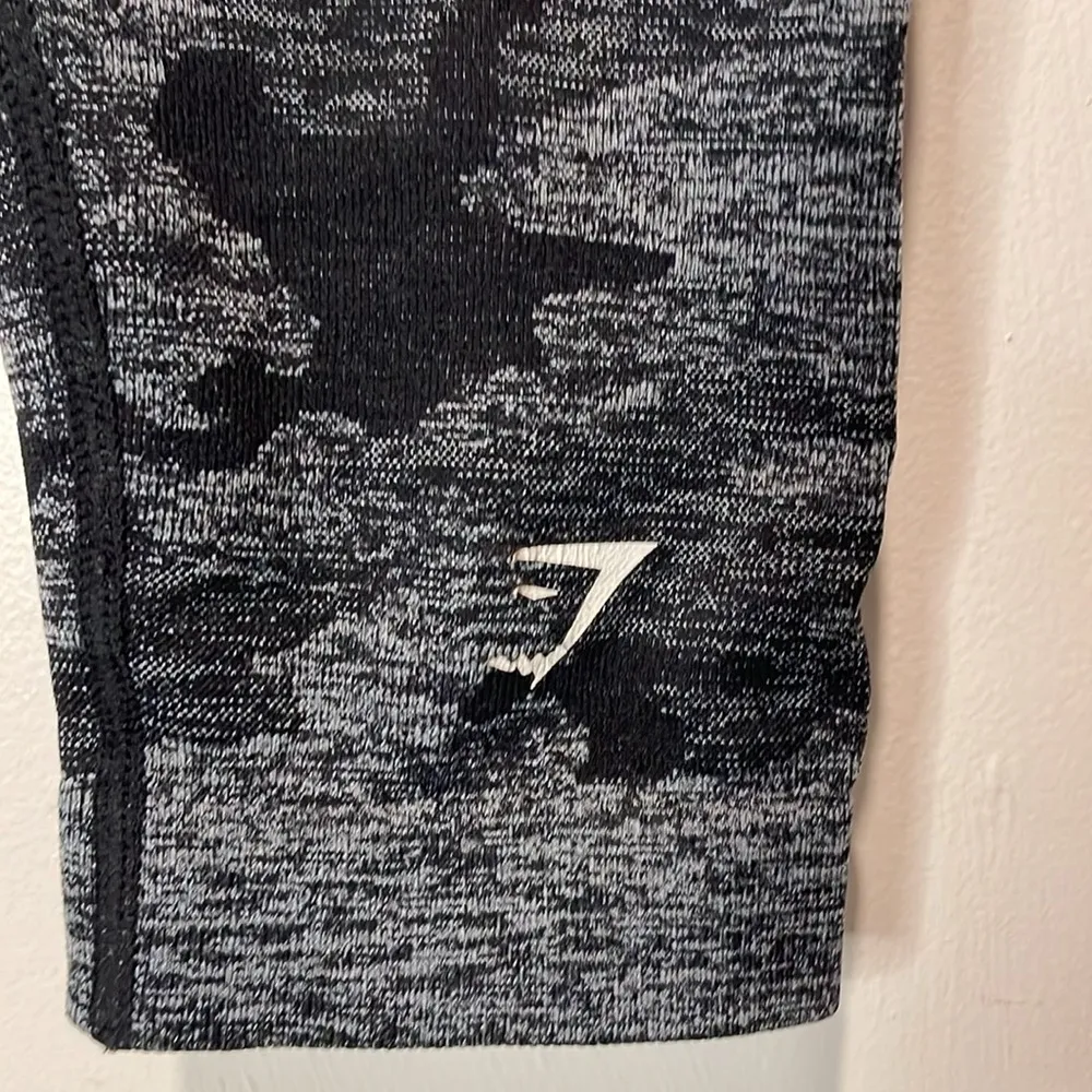 Gymshark- Adapt Camo Seamless Leggings Black Grey Bum Ruching- Size Medium - Image 5