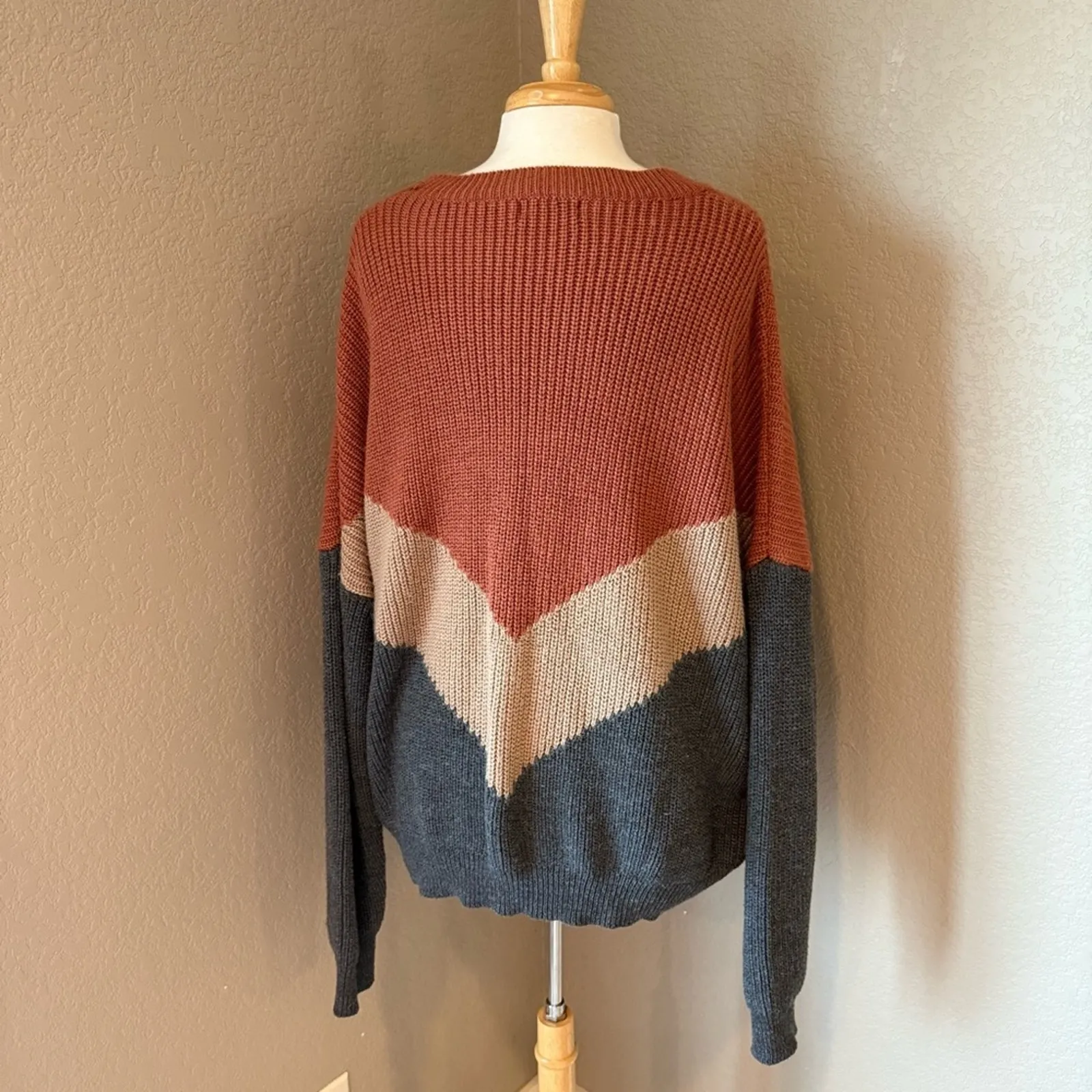 Elegant Colorblock Crew Neck Sweater - Image 2
