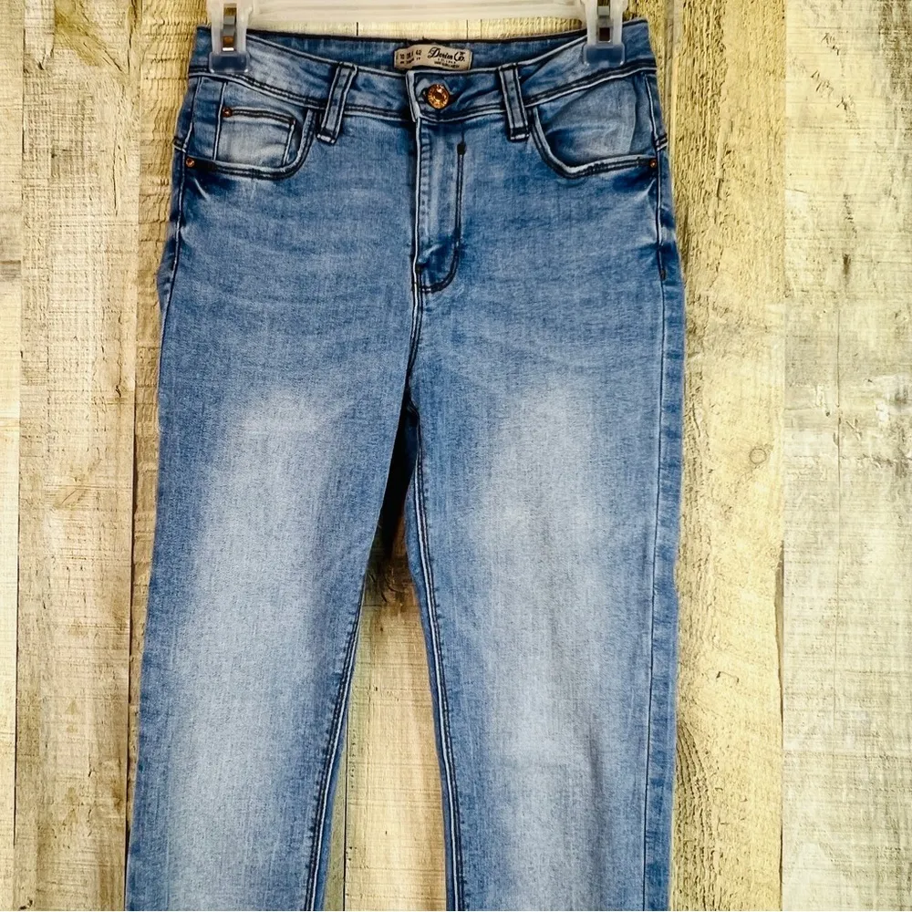 Denim & Co. Size 6 Light Washed Skinny Leg Distressed Stretchy Jeans - Image 3