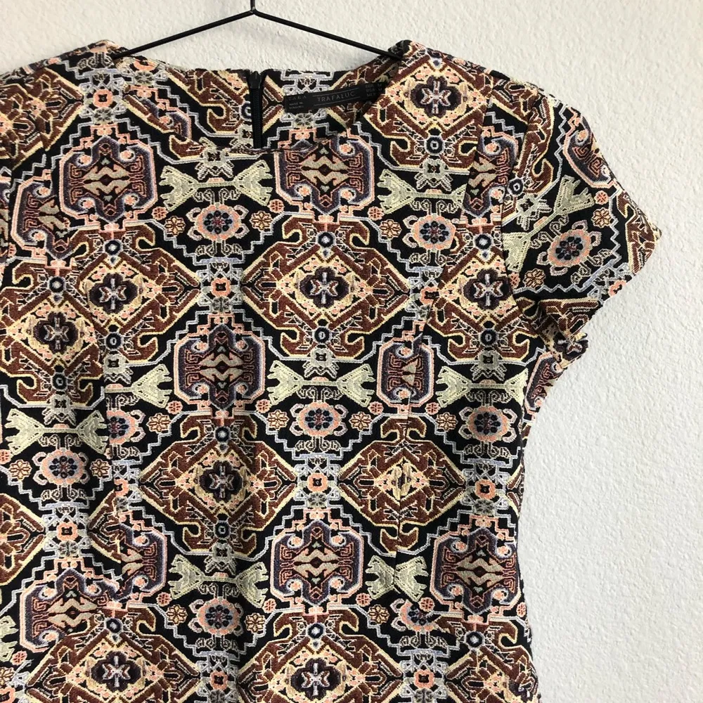 Zara Trafaluc Tapestry Print Short Sleeve Dress. Size Medium. - Image 2