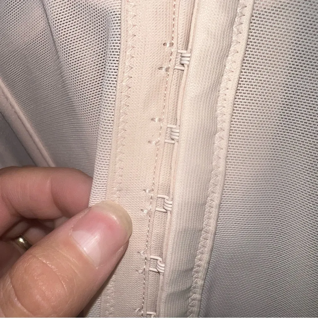 NWT Carnival Invisible Torselette in Nude Size 34C Style 426 Detachable Straps Tan - Image 11