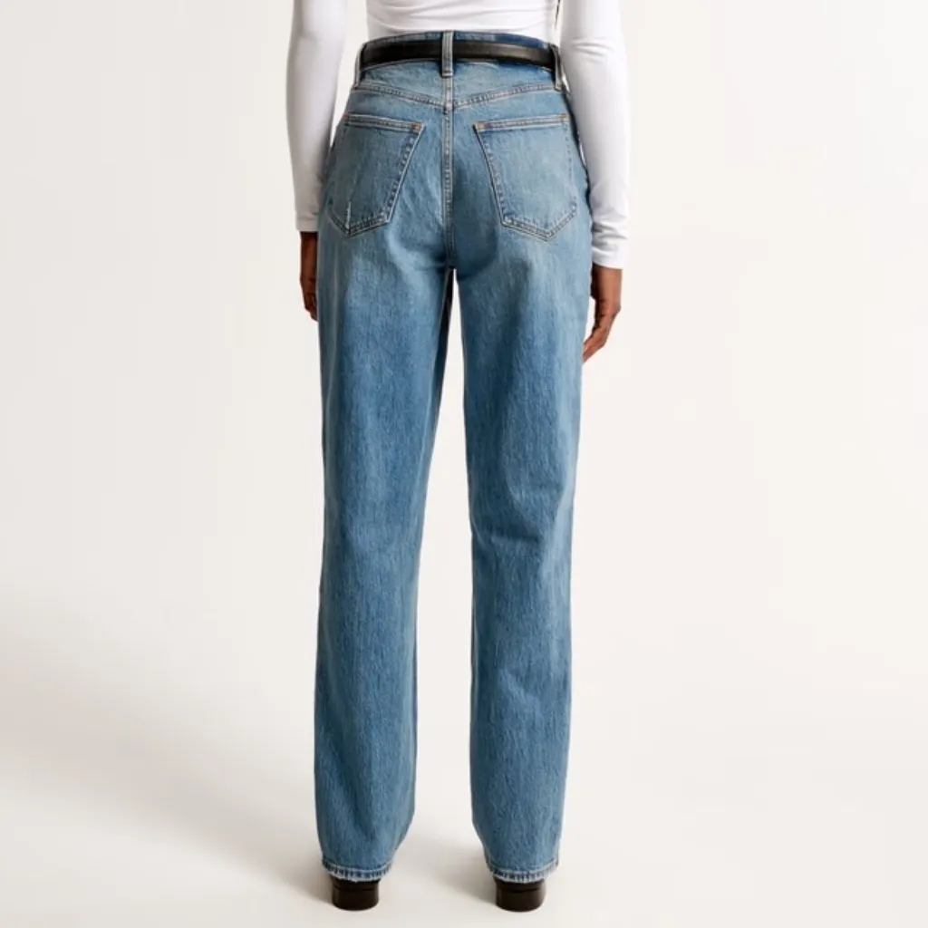 Abercrombie Ultra High Rise 90s Straight Jean in Medium Wash Size 26 Gently Used - Image 3