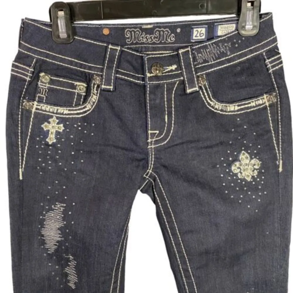 Miss Me Jeans Womens Size 26 dark wash capri Denim stitched fleur de lis Pockets - Image 3