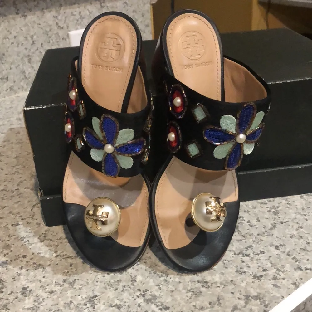 Tory Burch Estella Satin Bejeweled Pearl Block Sandal Sz 5 - Image 6