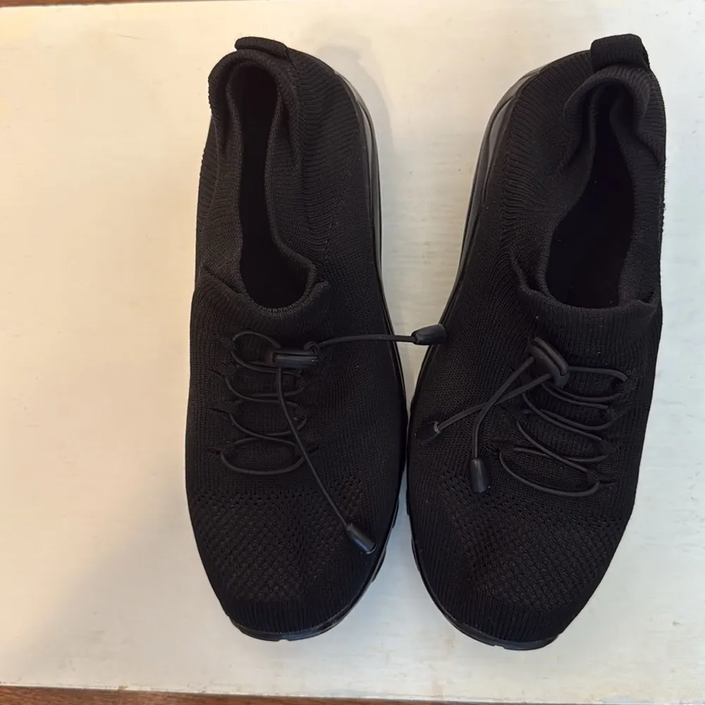 Sleek Black Athletic Shoes with Breathable Mesh and Cushioned Sole Size 8.5 - Image 2