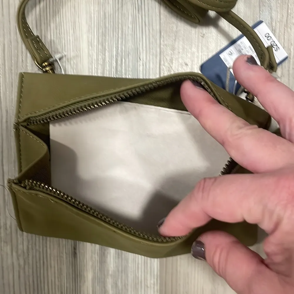 Small crossbody/wristlet with detachable strap, NWT - Image 2