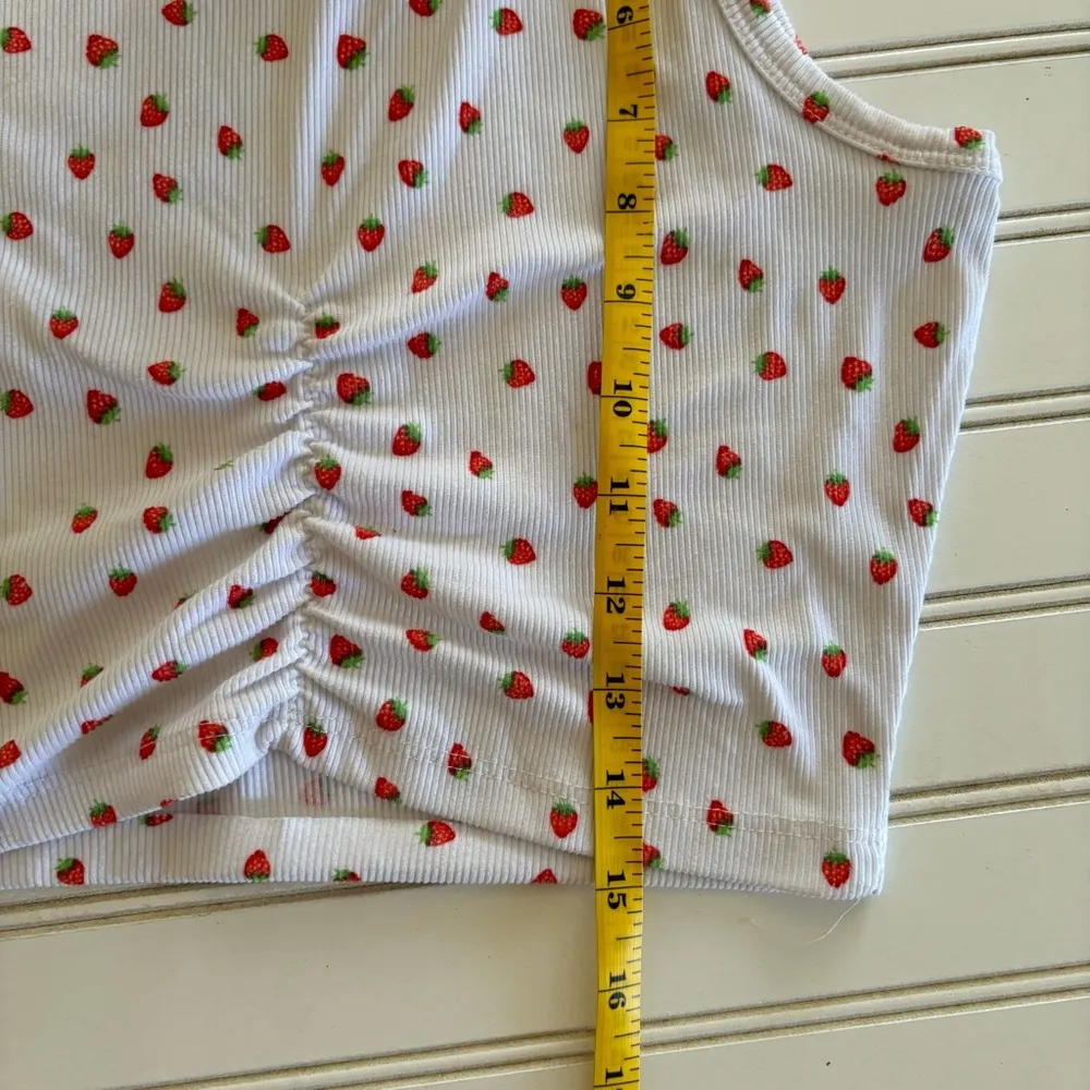 Strawberry print ruched front top Size Small - Image 6