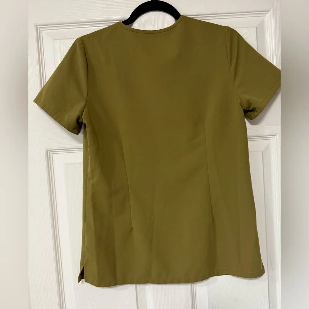 Figs Catarina One Pocket V-neck Scrub Top Olive Green
Size XS - Image 5